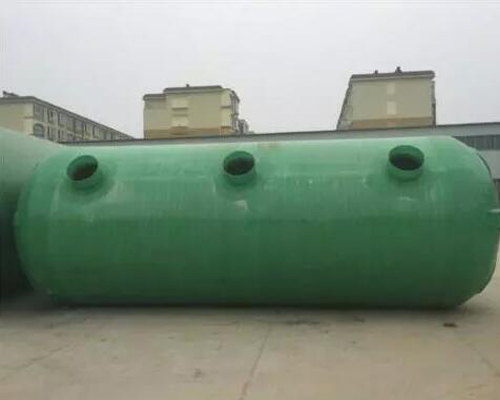 窗外化粪池溢污数月 居民：臭气熏天 街道办事处：赶快处理